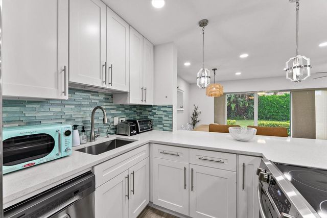 5720 Old Ocean Boulevard 4w, Ocean Ridge, FL 33435