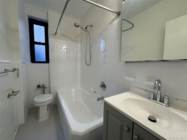 6735 Yellowstone Boulevard 3R, Forest Hills, NY 11375