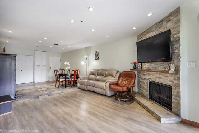641 Hapsfield Lane 201, Buffalo Grove, IL 60089