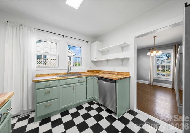 143 E Stewart Avenue, Mooresville, NC 28115