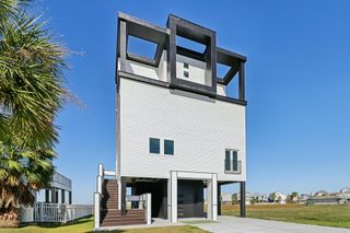 830 Tiki Drive, Tiki Island, TX 77517