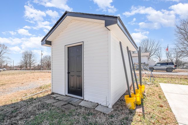 1100 S Russell St, Portland, TN 37148