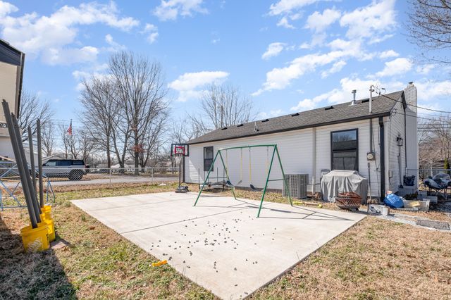 1100 S Russell St, Portland, TN 37148