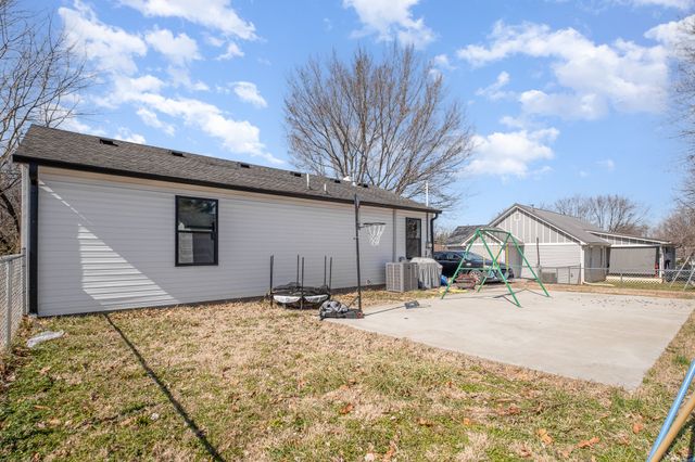 1100 S Russell St, Portland, TN 37148