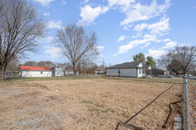 1100 S Russell St, Portland, TN 37148