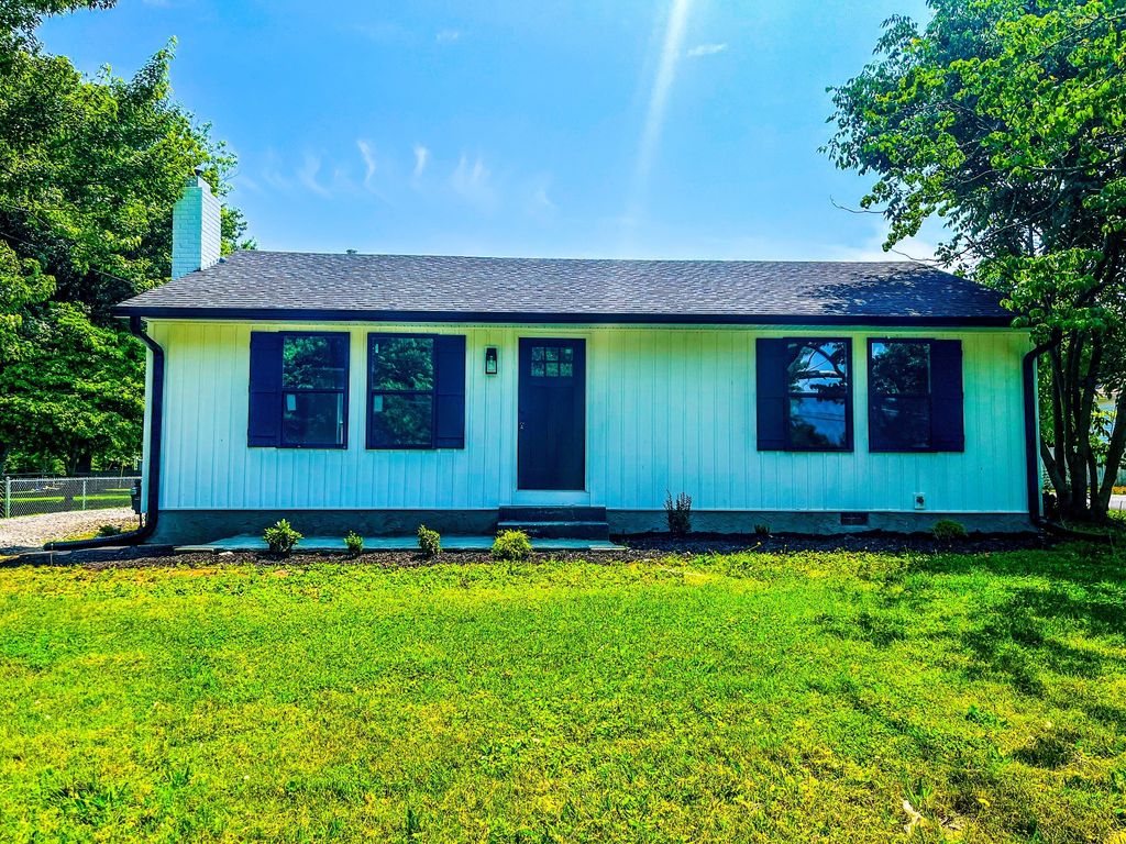 1100 S Russell St, Portland, TN 37148