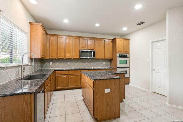 404 CIRCLE STAR RD, Schertz, TX 78154