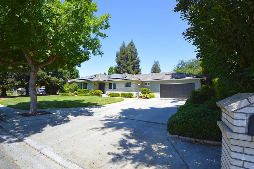 Image 3 of property listing at 1678 W Tenaya Way, Fresno, CA 93711