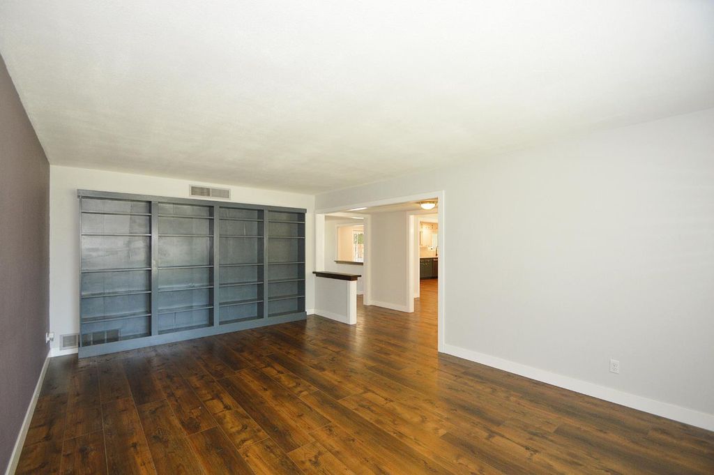 Image 8 of property listing at 1678 W Tenaya Way, Fresno, CA 93711