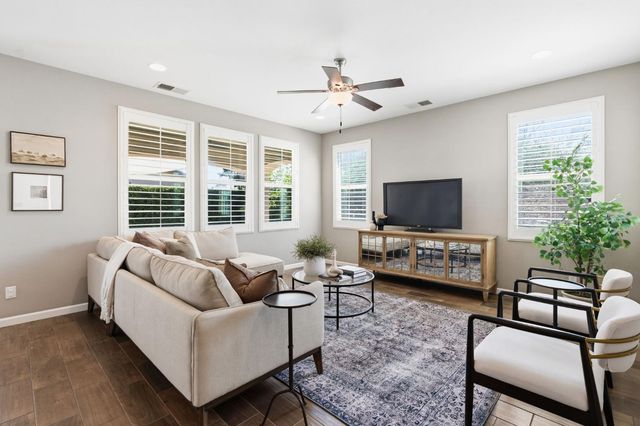 3408 Sussex Ave, Clovis, CA 93619