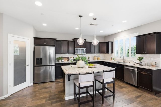 3408 Sussex Ave, Clovis, CA 93619