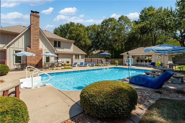 1303 NW Hawk Creek Drive, Blue Springs, MO 64015