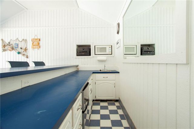 1303 NW Hawk Creek Drive, Blue Springs, MO 64015