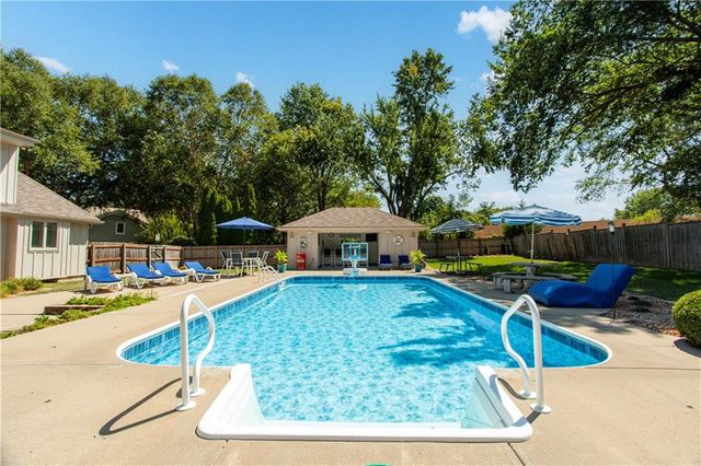 1303 NW Hawk Creek Drive, Blue Springs, MO 64015