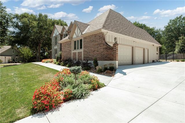 1303 NW Hawk Creek Drive, Blue Springs, MO 64015
