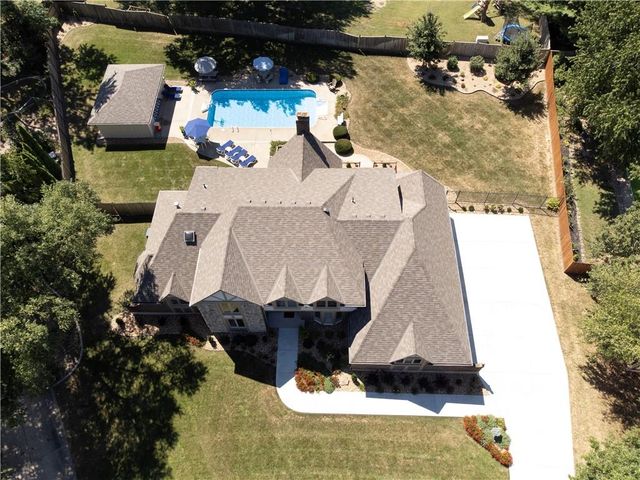 1303 NW Hawk Creek Drive, Blue Springs, MO 64015