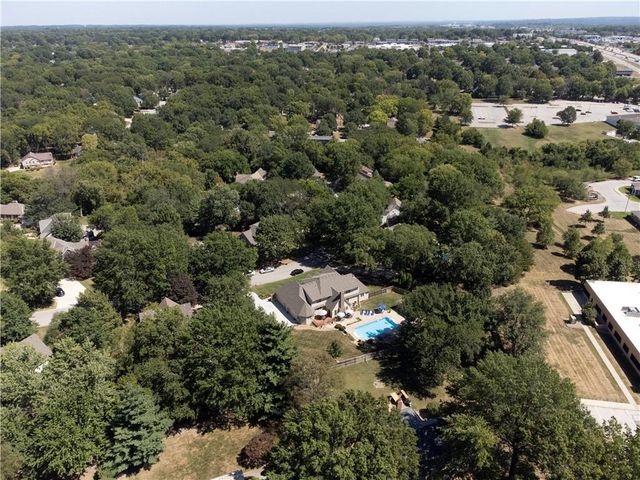 1303 NW Hawk Creek Drive, Blue Springs, MO 64015