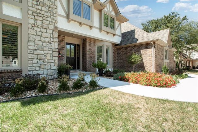 1303 NW Hawk Creek Drive, Blue Springs, MO 64015