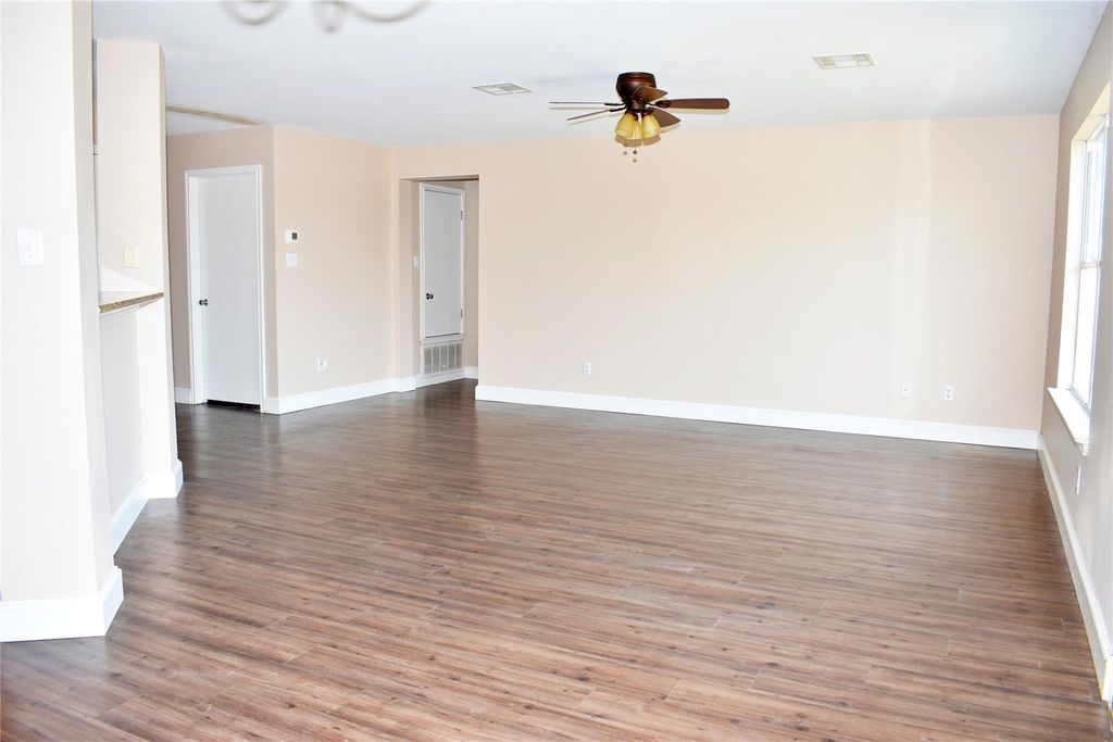 804 Lavaca LOOP, Elgin, TX 78621