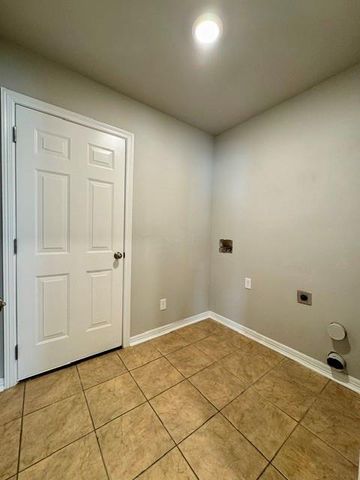 6014 S 36th Street, Rogers, AR 72758