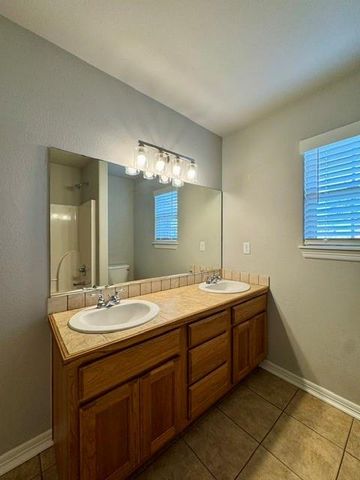 6014 S 36th Street, Rogers, AR 72758