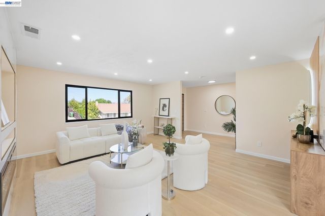 2843 Jennifer Dr, Castro Valley, CA 94546