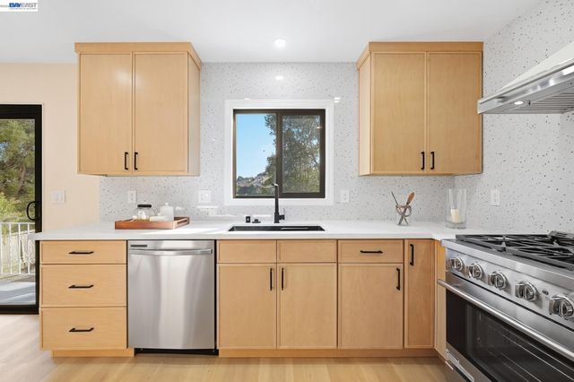 2843 Jennifer Dr, Castro Valley, CA 94546