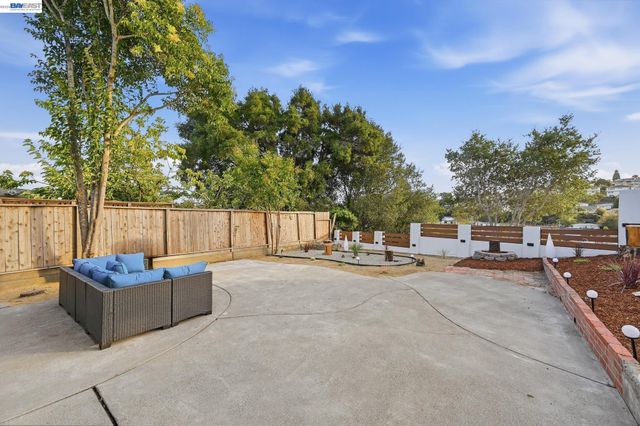 2843 Jennifer Dr, Castro Valley, CA 94546
