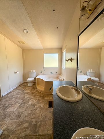 159 County Road 6768, Natalia, TX 78059