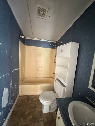 159 County Road 6768, Natalia, TX 78059