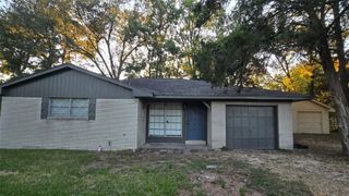 8235 Thompson Road, Highlands, TX 77562