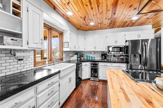 429 Meadowlark Dr, Minneapolis, KS 67467