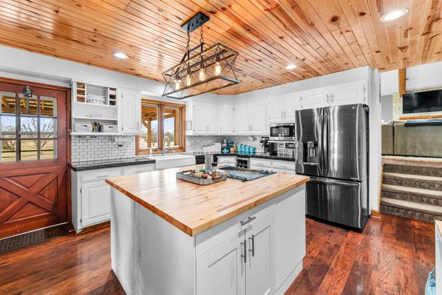 429 Meadowlark Dr, Minneapolis, KS 67467