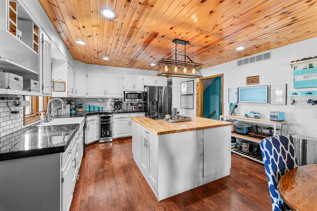 429 Meadowlark Dr, Minneapolis, KS 67467