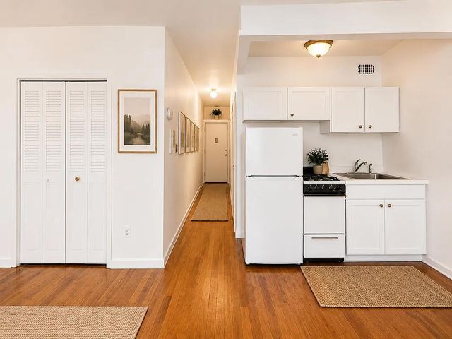 225 W 70th St Apt 4A, New York City, NY 10023