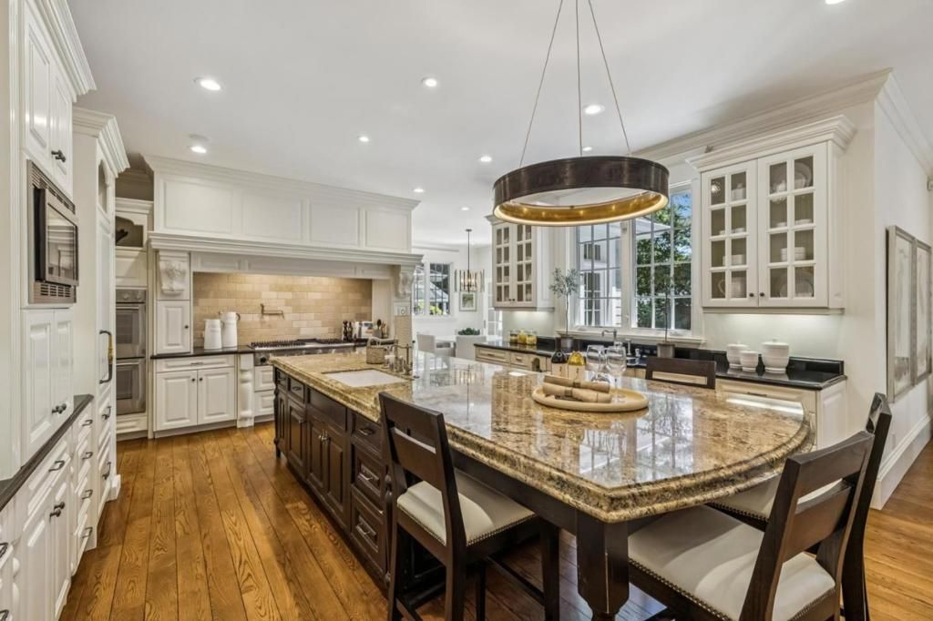 Image 15 of property listing at 74 Lilac Drive, Atherton, CA 94027