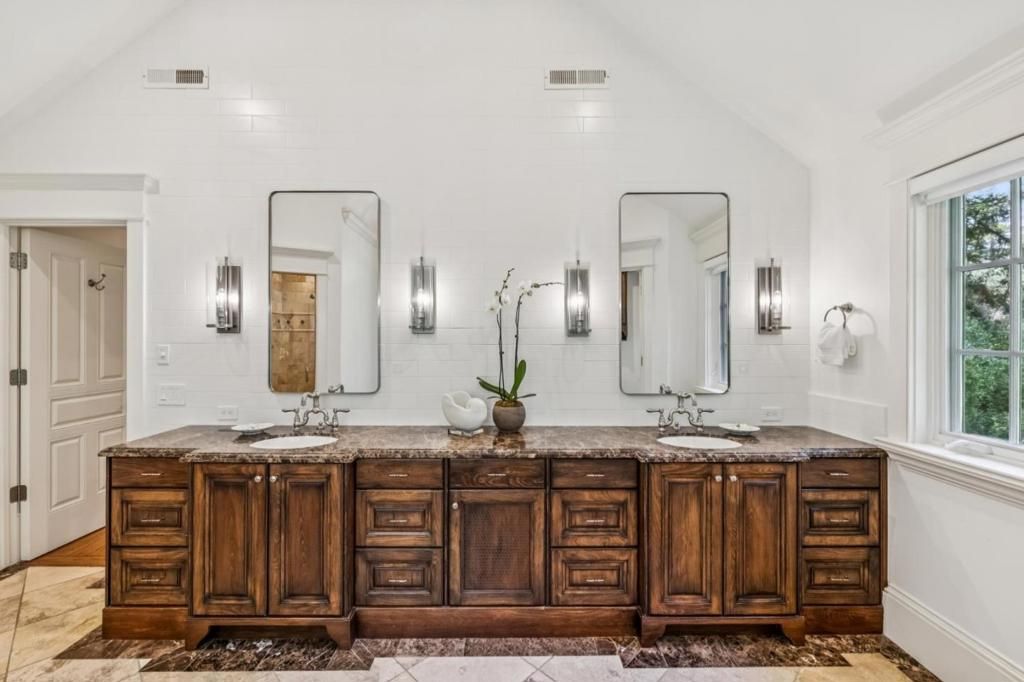 Image 28 of property listing at 74 Lilac Drive, Atherton, CA 94027