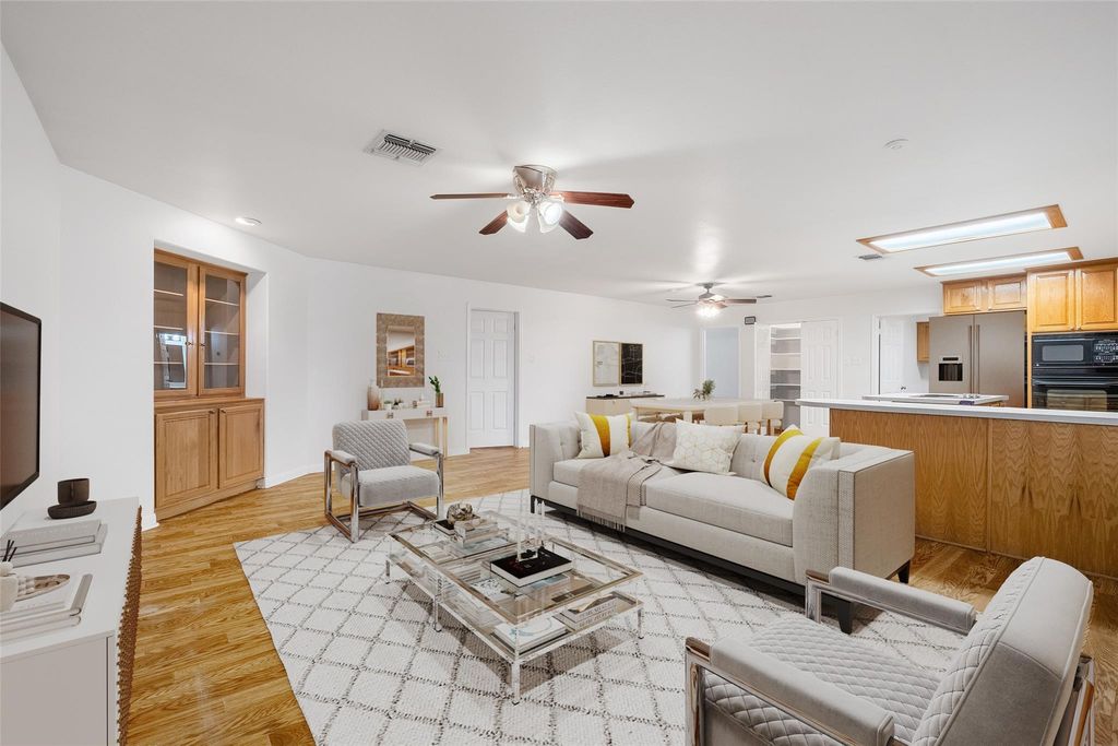 504 Leah LN, Smithville, TX 78957