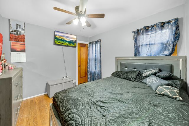 4918 W Winnemac Avenue, Chicago, IL 60630
