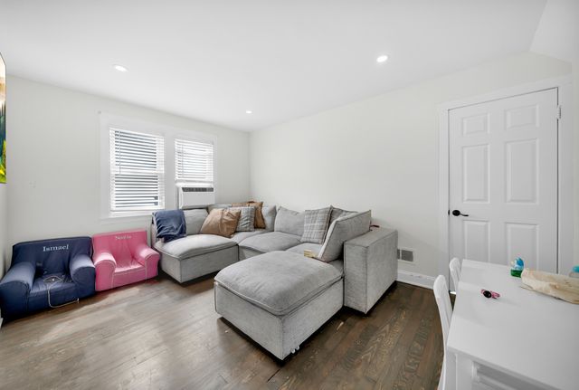 4918 W Winnemac Avenue, Chicago, IL 60630