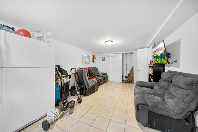 4918 W Winnemac Avenue, Chicago, IL 60630