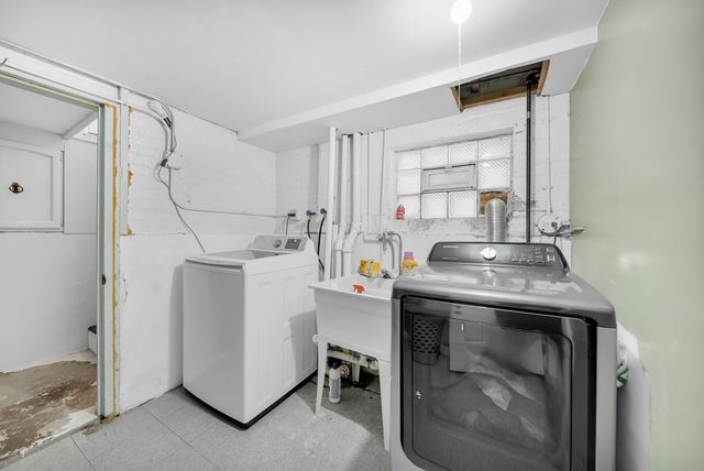 4918 W Winnemac Avenue, Chicago, IL 60630