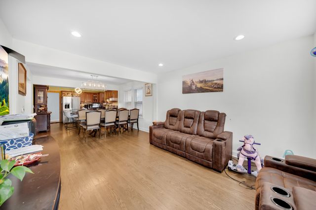 4918 W Winnemac Avenue, Chicago, IL 60630