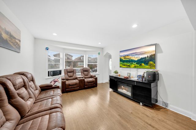 4918 W Winnemac Avenue, Chicago, IL 60630