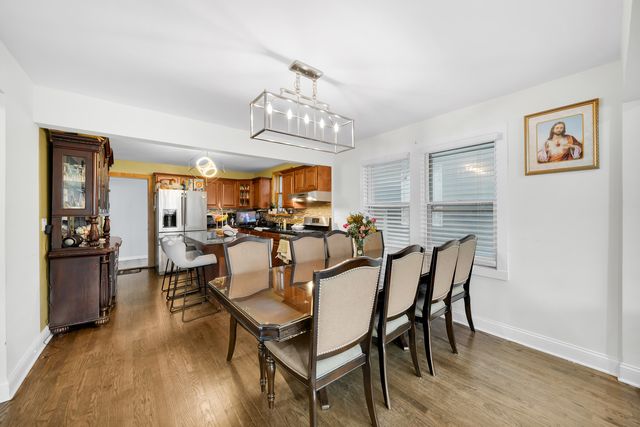 4918 W Winnemac Avenue, Chicago, IL 60630