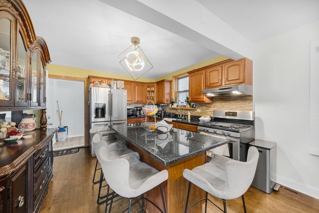 4918 W Winnemac Avenue, Chicago, IL 60630