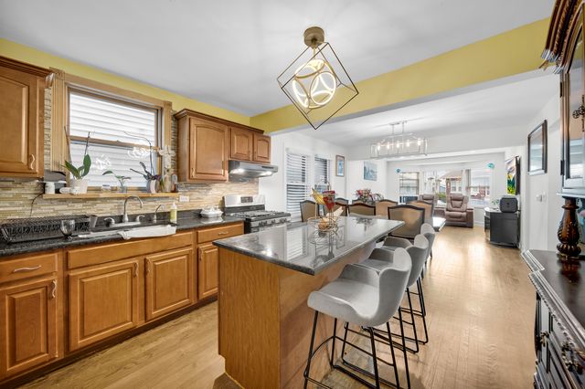 4918 W Winnemac Avenue, Chicago, IL 60630