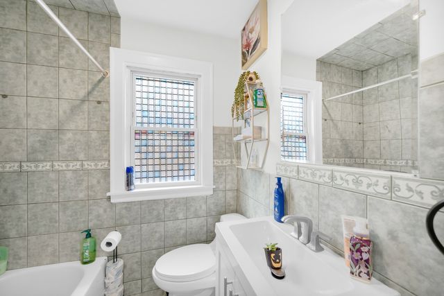 4918 W Winnemac Avenue, Chicago, IL 60630