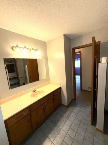 2635 Guthrie Avenue N, Oakdale, MN 55128