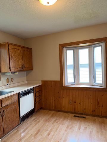 2635 Guthrie Avenue N, Oakdale, MN 55128